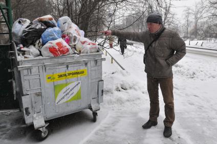 Контейнер с мусором на улице.  Москва. 04 февраля 2009 года.