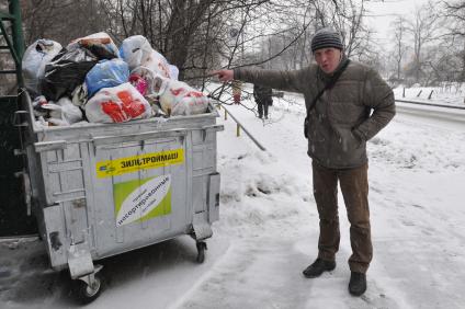 Контейнер с мусором на улице.  Москва. 04 февраля 2009 года.