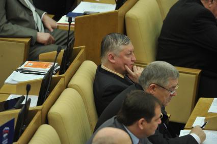 Пленарное заседание Госдумы. На снимке: депутат Госдумы РФ Анатолий Карпов. 27 января 2012 года.
