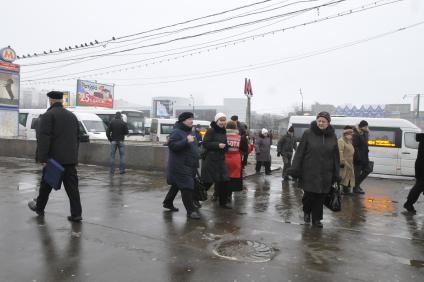 Женщина на улице распространяет бесплатную газету по трудоустройству \"Работай рядом с домом\". Москва. 10 февраля 2009 года.
