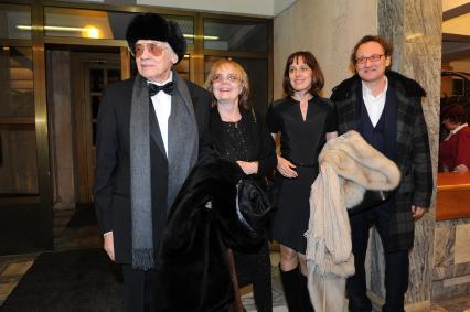 Вручение премии в области кинематографии ЗОЛОТОЙ ОРЕЛ-2011. На снимке: актриса Наталья Белохвостикова, ее муж, режиссер Владимир Наумов (слева) их дочь, актриса Наталья Наумова с супругом. 27 января 2012 года.