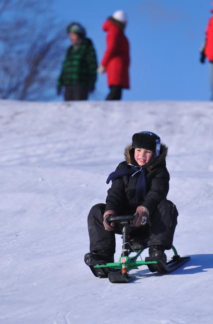 Зима. Зимние каникулы. Мальчик катится с горки на снегокате.  29 января 2012