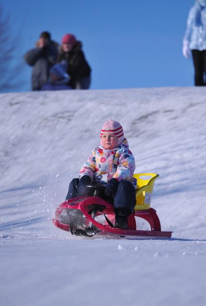 Зима. Зимние каникулы. Девочка  катится с горки на снегокате.  29 января 2012