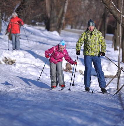 Зима. Зимние каникулы. Девочка с отцом  катаются на лыжах.  29 января 2012