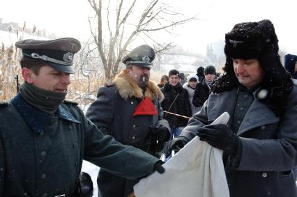 29 января 2012. Волгоград. К 69-й годовщине победы в Сталинградской битве военно-историческими клубами была проведена реконструкция пленения фельдмаршала Фридриха Паулюса.