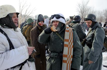 29 января 2012. Волгоград. К 69-й годовщине победы в Сталинградской битве военно-историческими клубами была проведена реконструкция пленения фельдмаршала Фридриха Паулюса.