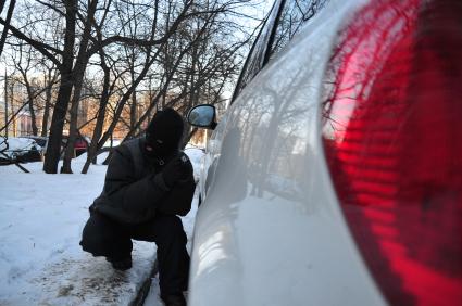 Мужчина в маске пытается открыть дверь автомобиля. Кража автомобиля. 29 января 2012