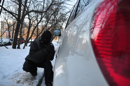 Мужчина в маске пытается открыть дверь автомобиля. Кража автомобиля.  29 января 2012