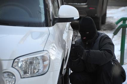 Мужчина в маске пытается открыть дверь автомобиля. Кража автомобиля.  29 января 2012