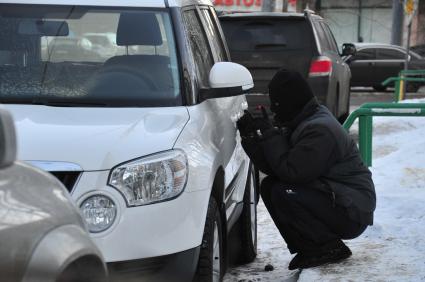 Мужчина в маске пытается открыть дверь автомобиля. Кража автомобиля.  29 января 2012