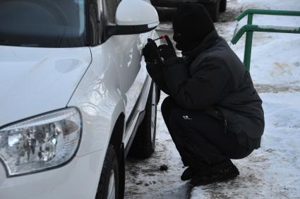 Мужчина в маске пытается открыть дверь автомобиля. Кража автомобиля.  29 января 2012