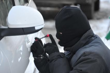 Мужчина в маске пытается открыть дверь автомобиля. Кража автомобиля.  29 января 2012