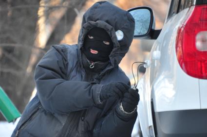 Мужчина в маске пытается открыть дверь автомобиля. Кража автомобиля. 29 января 2012