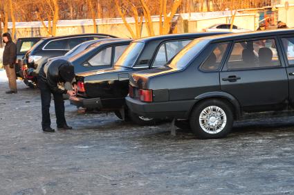 Москва. Пункт технического осмотра автомобилей, ПТО, техосмотр. Припаркованные автомобили.  28 января 2012