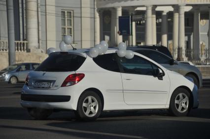 В Москве на Садовом кольце прошел автопробег  ЗА ЧЕСТНЫЕ ВЫБОРЫ. На снимке: машина с белыми воздушными  шарами. 29 января 2012