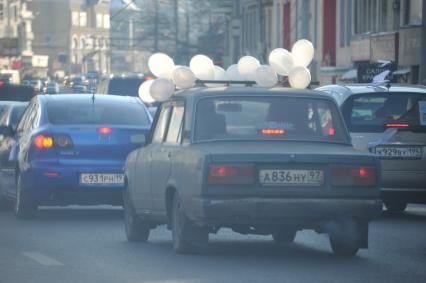 В Москве на Садовом кольце прошел автопробег  ЗА ЧЕСТНЫЕ ВЫБОРЫ. На снимке: машина с белыми воздушными  шарами. 29 января 2012