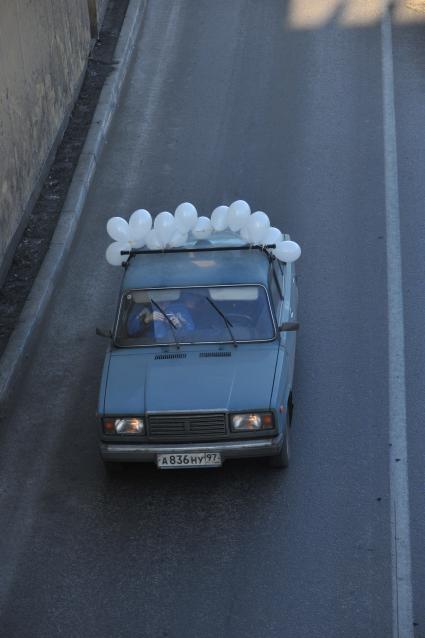 В Москве на Садовом кольце прошел автопробег  ЗА ЧЕСТНЫЕ ВЫБОРЫ. На снимке: машина с белыми воздушными  шарами. 29 января 2012