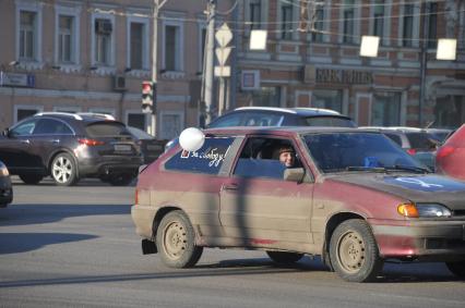 В Москве на Садовом кольце прошел автопробег ЗА ЧЕСТНЫЕ ВЫБОРЫ. На снимке: машина с белыми воздушными шарами. 29 января 2012