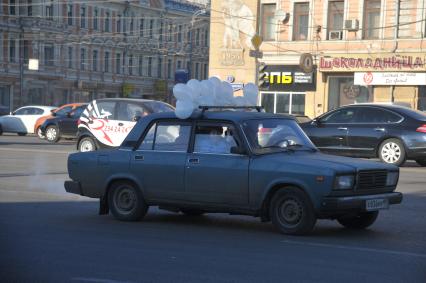 В Москве на Садовом кольце прошел автопробег  ЗА ЧЕСТНЫЕ ВЫБОРЫ. На снимке: машина с белыми воздушными  шарами. 29 января 2012