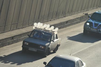 В Москве на Садовом кольце прошел автопробег  ЗА ЧЕСТНЫЕ ВЫБОРЫ. На снимке: машина с белыми воздушными  шарами. 29 января 2012