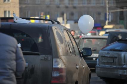 В Москве на Садовом кольце прошел автопробег  ЗА ЧЕСТНЫЕ ВЫБОРЫ. На снимке: машина с белыми воздушными  шарами. 29 января 2012