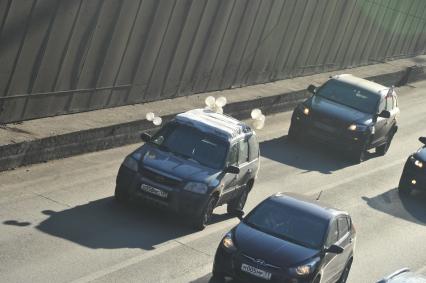 В Москве на Садовом кольце прошел автопробег  ЗА ЧЕСТНЫЕ ВЫБОРЫ. На снимке: машина с белыми воздушными  шарами. 29 января 2012