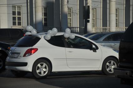 В Москве на Садовом кольце прошел автопробег  ЗА ЧЕСТНЫЕ ВЫБОРЫ. На снимке: машина с белыми воздушными  шарами.  29 января 2012