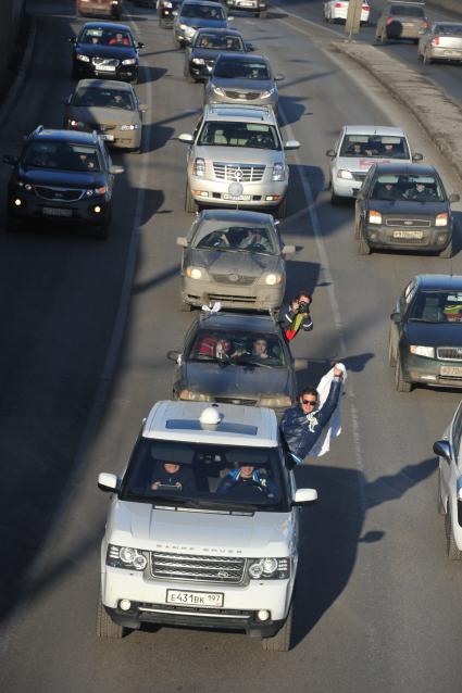 В Москве на Садовом кольце прошел автопробег  ЗА ЧЕСТНЫЕ ВЫБОРЫ. На снимке: мужчина с белым флагом выглядывает из автомобиля. 29 января 2012