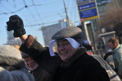 В Москве на Садовом кольце прошел автопробег  ЗА ЧЕСТНЫЕ ВЫБОРЫ. На снимке: мужчина с белой лентой на шапке. 29 января 2012