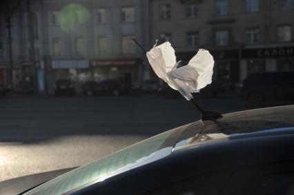 В Москве на Садовом кольце прошел автопробег  ЗА ЧЕСТНЫЕ ВЫБОРЫ. На снимке: автомобиль с белой лентой.  29 января 2012