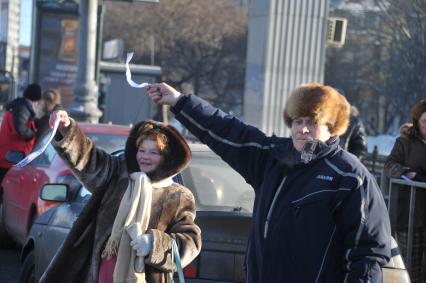 В Москве на Садовом кольце прошел автопробег  ЗА ЧЕСТНЫЕ ВЫБОРЫ. На снимке: Люди с белыми ленточками. 29 января 2012