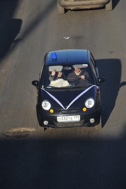 В Москве на Садовом кольце прошел автопробег  ЗА ЧЕСТНЫЕ ВЫБОРЫ. На снимке: Синие ведерко на крыши автомобиля. 29 января 2012