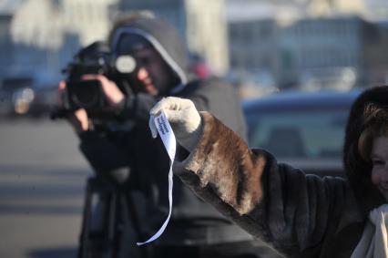 В Москве на Садовом кольце прошел автопробег  ЗА ЧЕСТНЫЕ ВЫБОРЫ. На снимке: телеоператор за работой и женщина с белой ленточкой. 29 января 2012