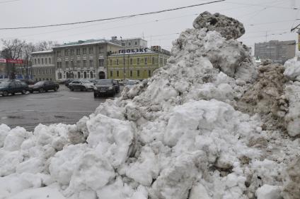 Грязный снег на Кудринской площади.  Москва. 16 февраля 2009 года.