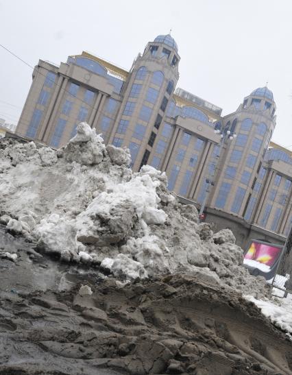 Грязный снег на Кудринской площади.  Москва. 16 февраля 2009 года.