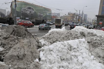 Грязный снег на Кудринской площади.  Москва. 16 февраля 2009 года.