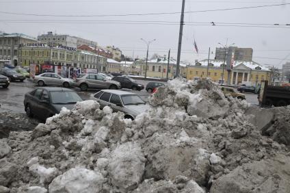 Грязный снег на Кудринской площади.  Москва. 16 февраля 2009 года.