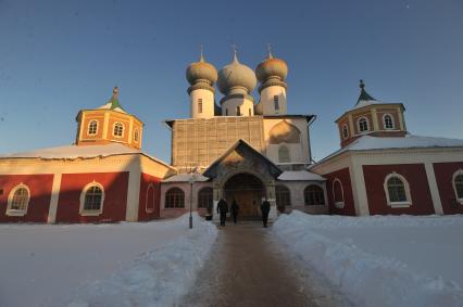 Богородичный Успенский мужской монастырь. Тихвин. Ленинградская область. 30 января 2012 года.