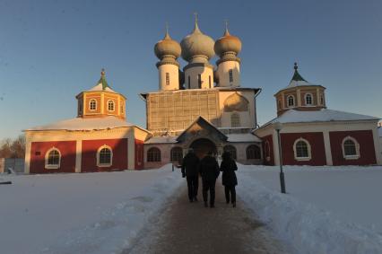 Богородичный Успенский мужской монастырь. Тихвин. Ленинградская область. 30 января 2012 года.