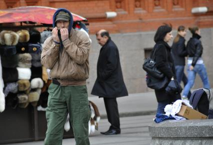 Уличная торговля с рук. Москва. 07 октября 2009 года.