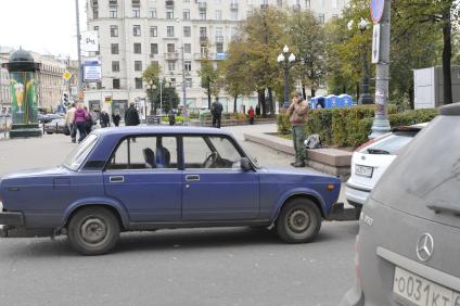 Припаркованный автомобиль ВАЗ-2101 \"Жигули\" на Страстном бульваре. Москва. 07 октября 2009 года.