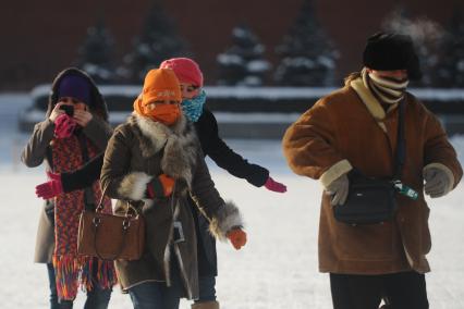 Закутанные в теплые шарфы люди идут в мороз по красной площади, Москва, 3 февраля 2012 года