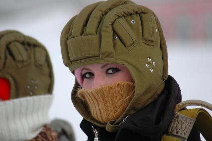 В Новосибирск пришли 30-градусные морозы. Девушка парашютистка основательно утеплилась перед прыжками.