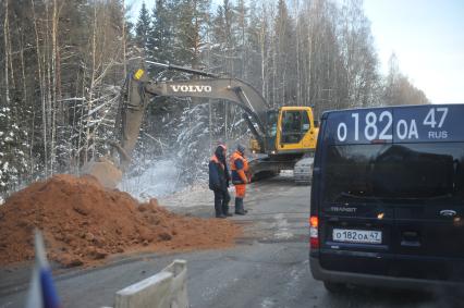 Дорожные работы на шоссе. На снимке: экскаватор Volvo.