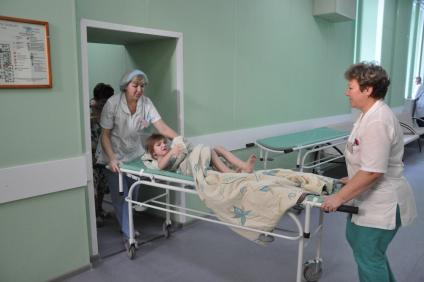 Медицина. Ребенок на на больничной каталке.