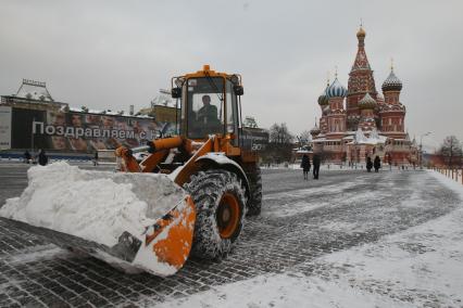 Красная площадь. Уборка снега при помощи спецтехники.