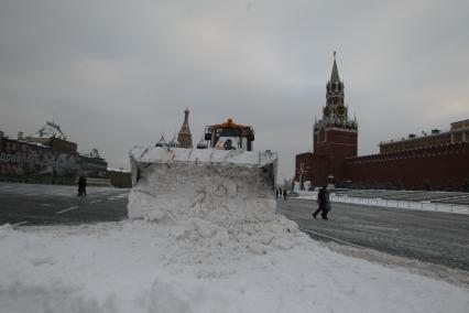 Красная площадь. Уборка снега при помощи спецтехники.