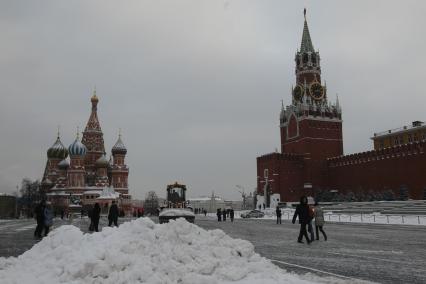 Красная площадь. Уборка снега при помощи спецтехники.