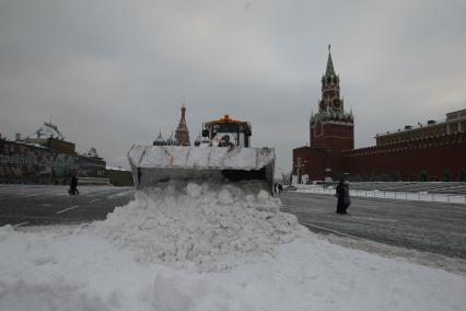 Красная площадь. Уборка снега при помощи спецтехники.