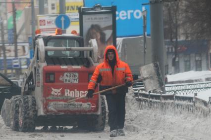 Снегоуборочная техника на улицах города.